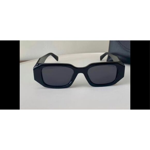 😎🔥PRADA  iconic classic sunglasses, sleek black design , And all one piece mak - Picture 3 of 15